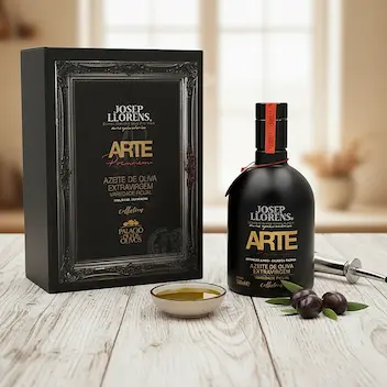 Estuche premium y botella de aceite de oliva virgen extra Josep Llorens ARTE con aceitunas y cuenco de degustación