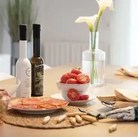 Mesa con Aceite oro de españa Mesa con Aceite oro de españa